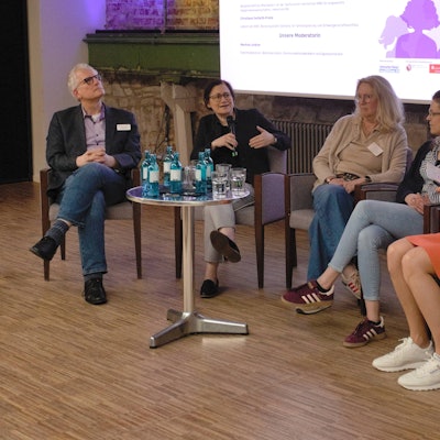 Ein fünfköpfiges Podium.