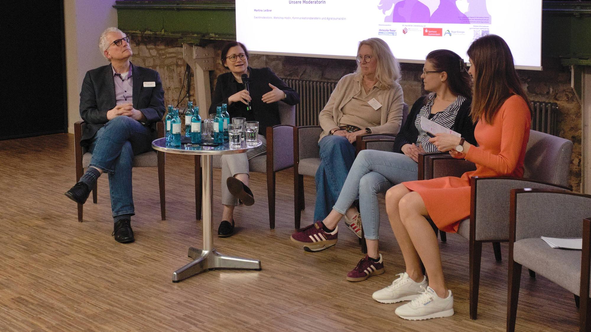 Ein fünfköpfiges Podium.