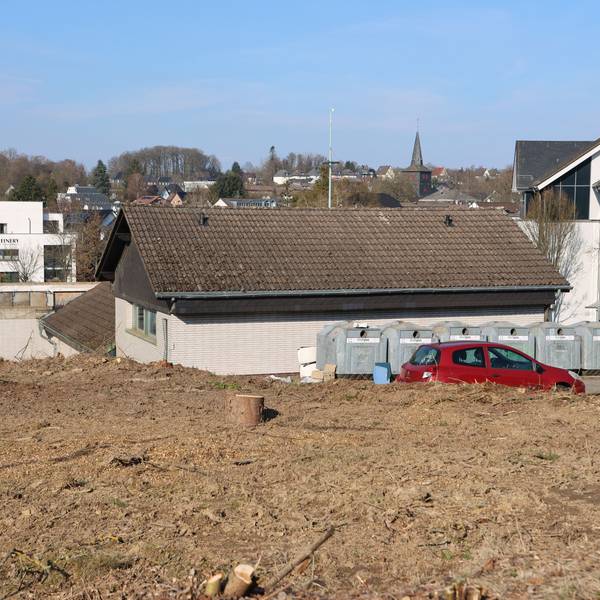 Die Flächen rund um die Brandruine der Markthalle in Waldbröl sind gerodet. Bald soll auch die alte Halle verschwinden. Auch liegt dem Rathaus die Baugehmigung für eine neues, multifunktional gestaltetes Gebäude vor.