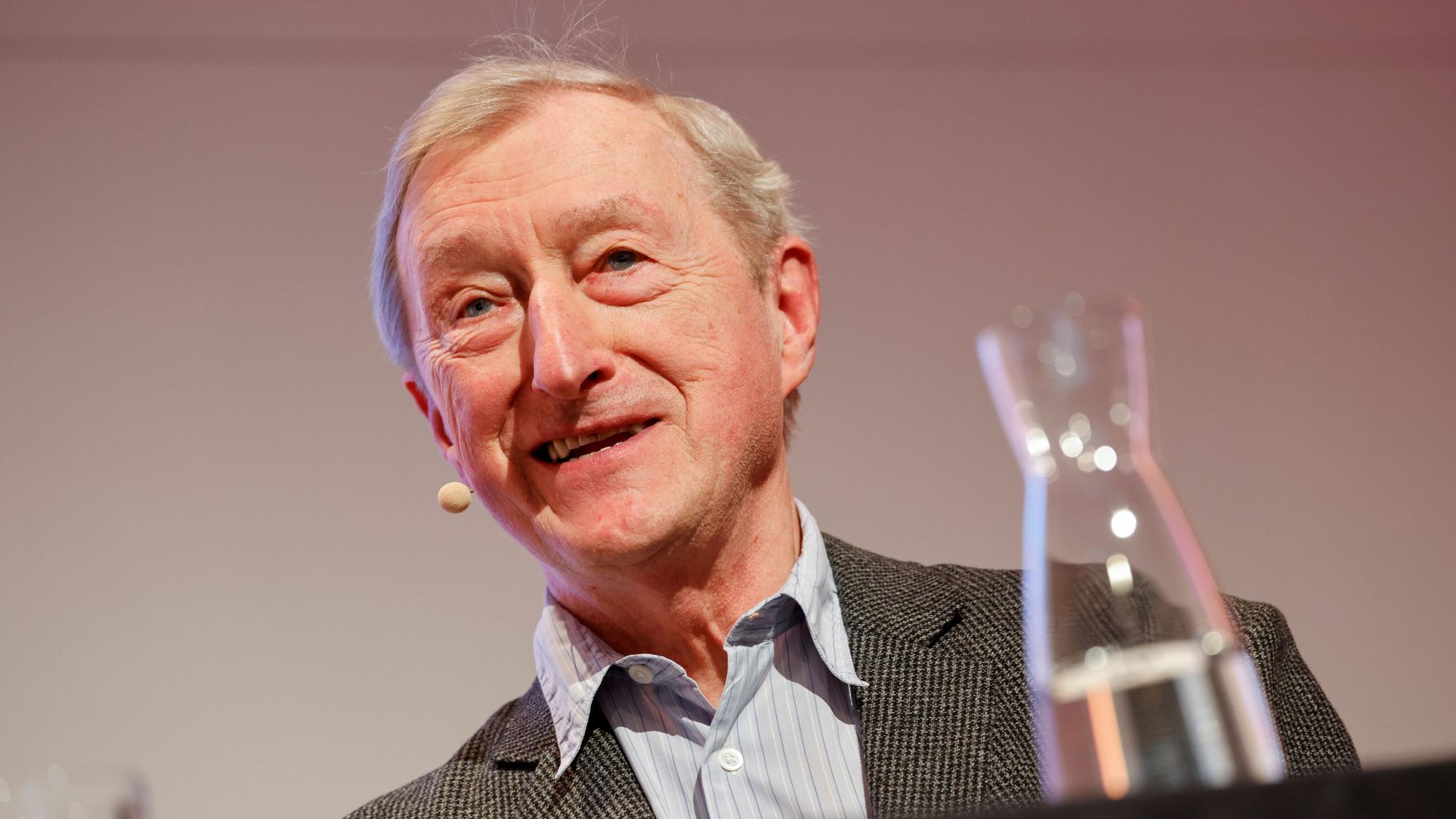 07.03.2026, Nordrhein-Westfalen, Köln: Der britische Schriftsteller Julian Barnes sitzt bei einer Veranstaltung im Rahmen des Literaturfestivals lit.Cologne auf der Bühne. Foto: Thomas Banneyer/dpa +++ dpa-Bildfunk +++