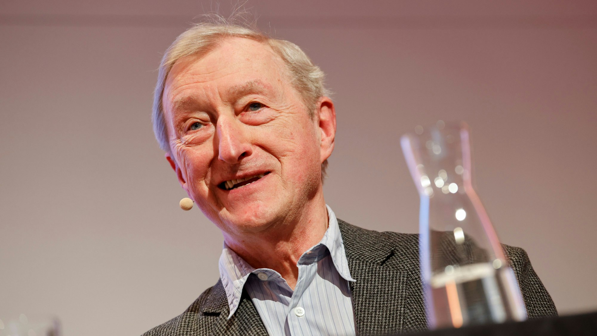 07.03.2026, Nordrhein-Westfalen, Köln: Der britische Schriftsteller Julian Barnes sitzt bei einer Veranstaltung im Rahmen des Literaturfestivals lit.Cologne auf der Bühne. Foto: Thomas Banneyer/dpa +++ dpa-Bildfunk +++