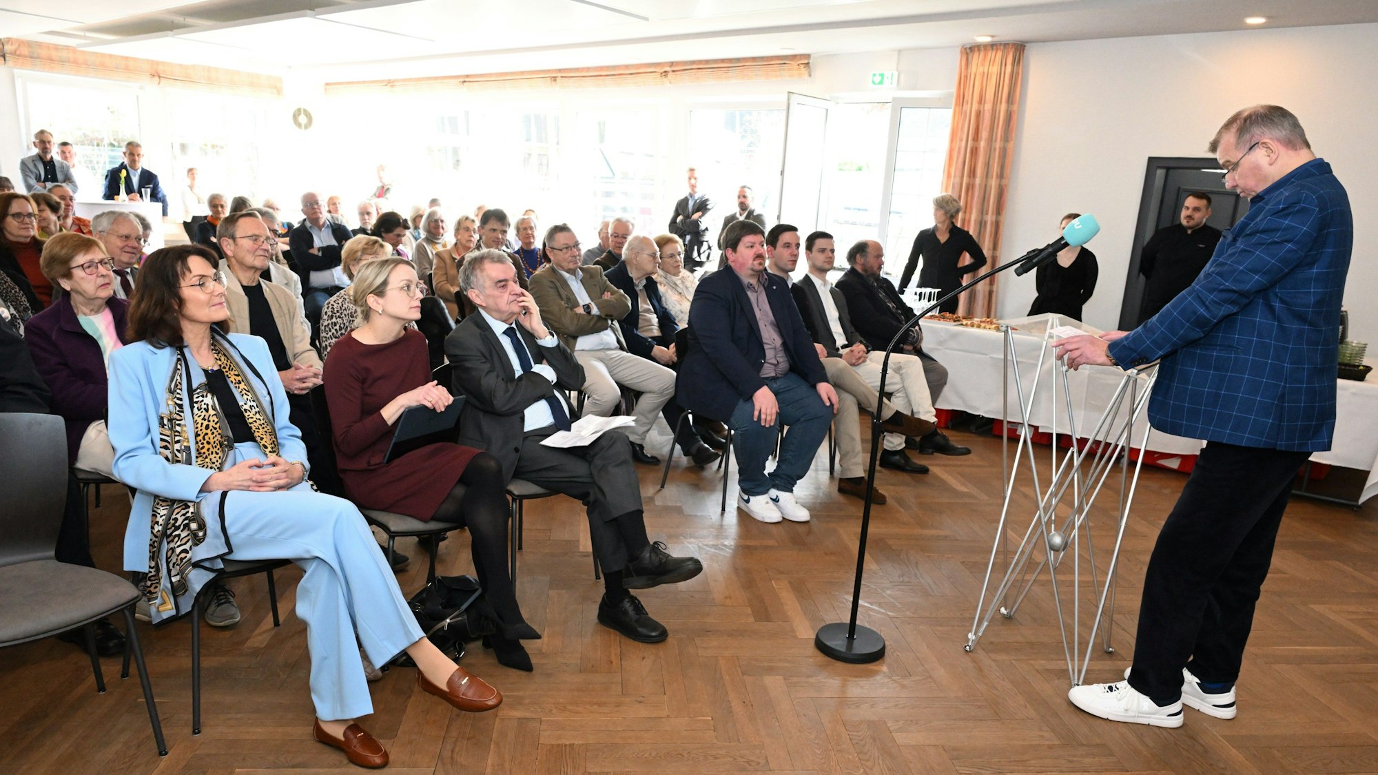 Der Vorsitzende des Ortsverbandes Christof Jochum spircht zum Publikum.