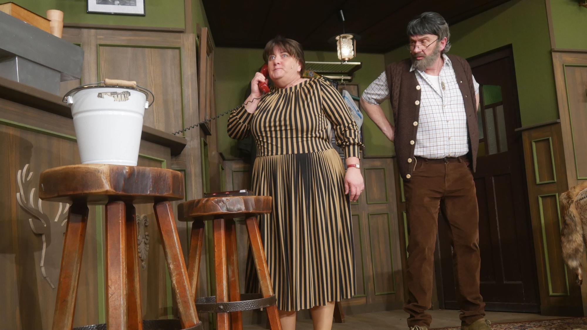 Die Eigentümer vom Waldhotel „Zum wilden Gockel“. Andreas und Anke Gelhausen spielen Ferdi und Agathe Gockel.