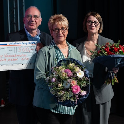 Die Wipperfürtherin des Jahres: Gabi Vossebrecher (M.), gemeinsam mit Frank Mederlet und Regina Billstein.