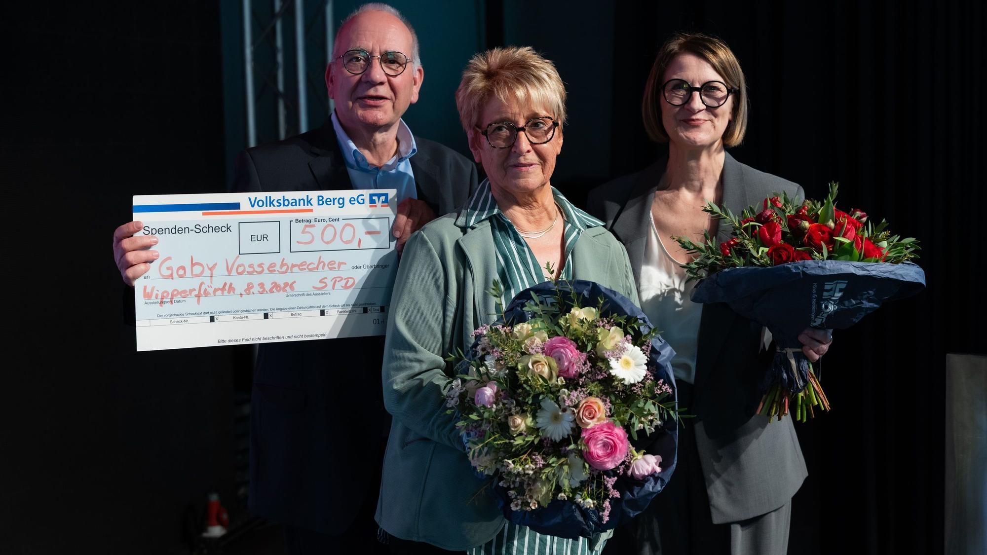 Die Wipperfürtherin des Jahres: Gabi Vossebrecher (M.), gemeinsam mit Frank Mederlet und Regina Billstein.