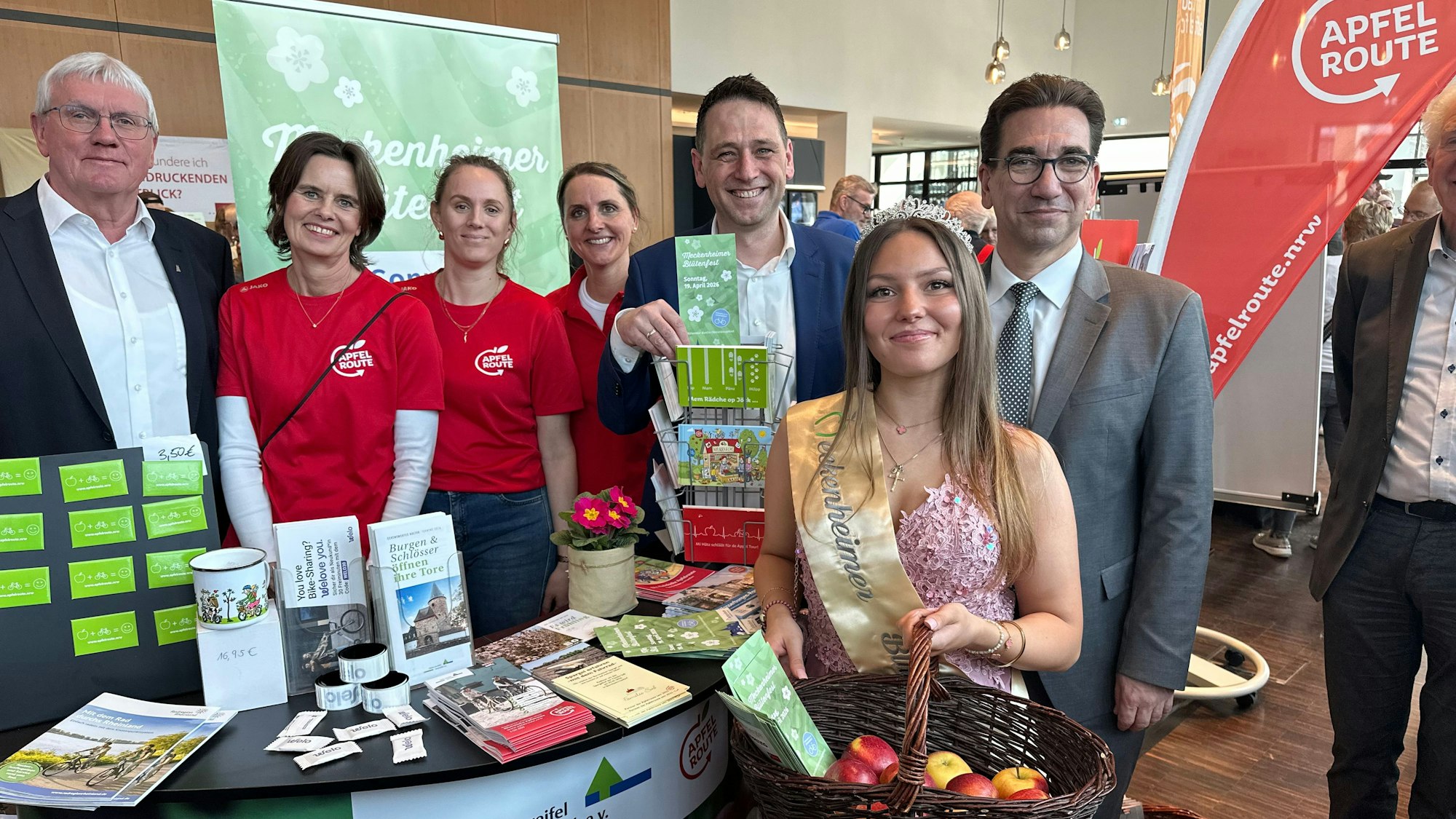 Radreisemesse 26 im Rhein-Sieg Forum in Siegburg: Landrat Sebastian Schuster (r.), Bonnes Oberbürgermeister Guido Déus, die Meckenheimer Blütenkönigin Antonia Augenstein und der Meckenheimer Bürgermeister Sven Schnieber (v.r.) beim Messerundgang.