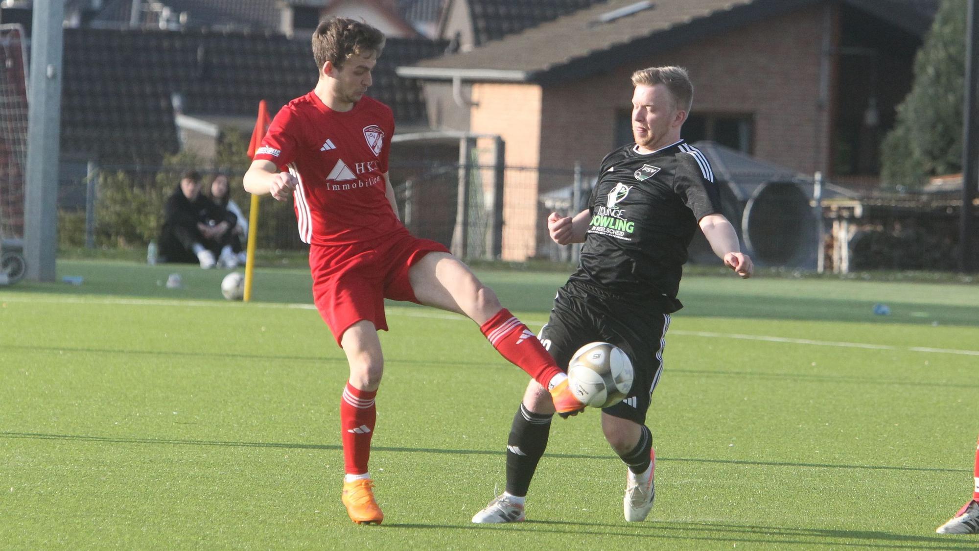 Jan Leyerer (rechts) und die Reserve des FSV Neunkirchen-Seelscheid kassieren die nächste Niederlage.