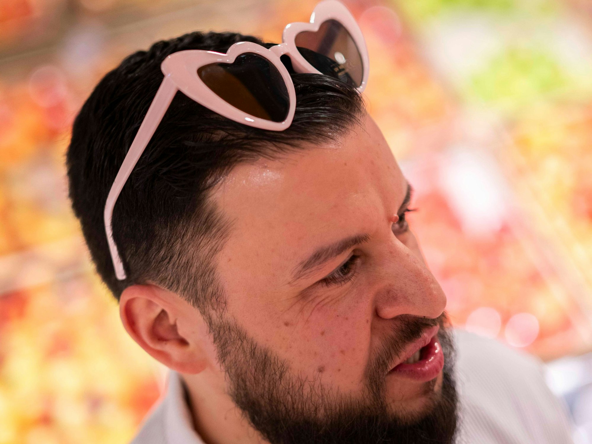 Das Bild zeigt den stellvertretenden Filialleiter. Er hat eine Herzchen-Sonnenbrille in den Haaren.