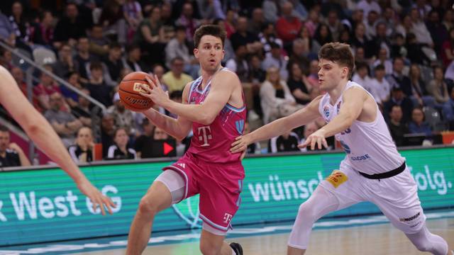 Zum Erfolg gegen den Mitteldeutschen BC steuert Point Guard Grayson Murphy (links) zehn Assists bei.