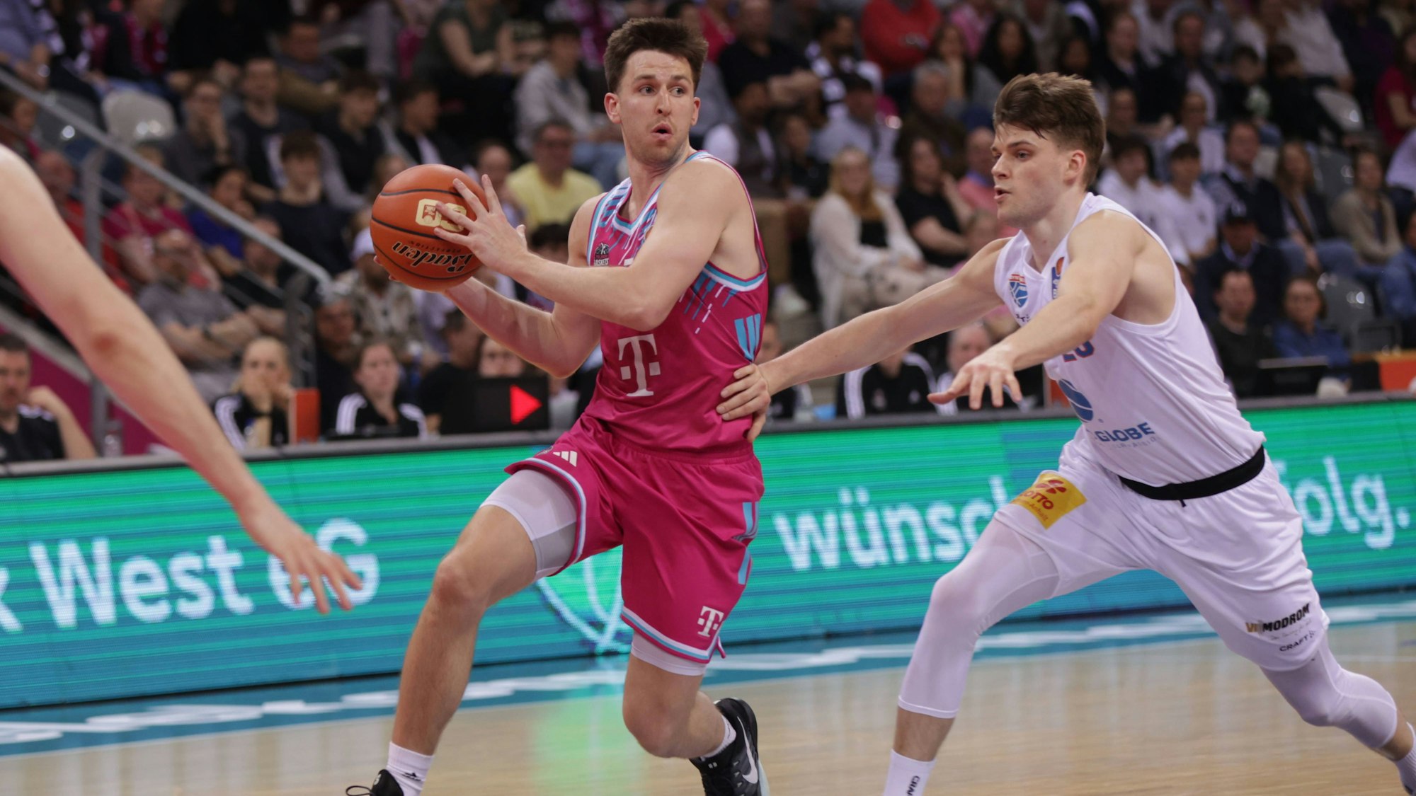 Zum Erfolg gegen den Mitteldeutschen BC steuert Point Guard Grayson Murphy (links) zehn Assists bei.