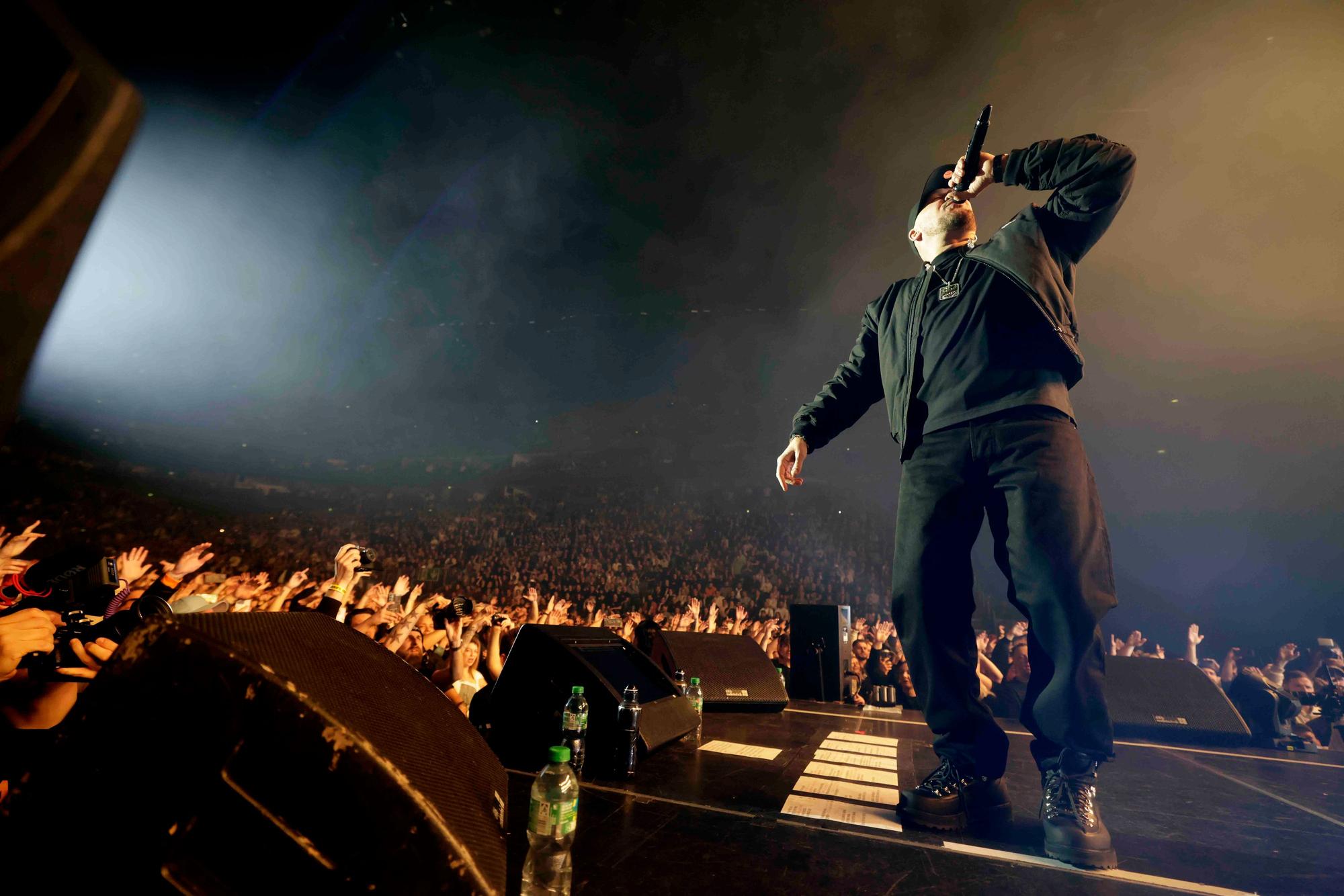 Konfetti, Feuerfontänen und drei Generationen Fans: Kool Savas hat die Lanxess Arena in eine Rap-Party verwandelt.