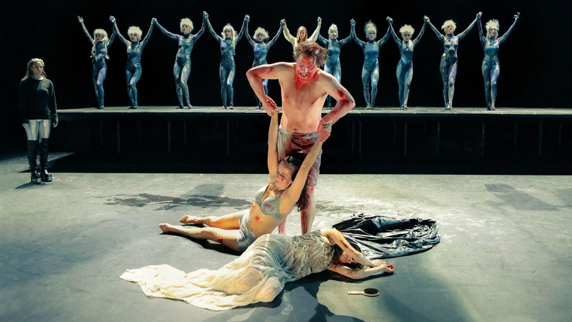 Szene aus „Die Orestie“ mit Julia Schubert, den Erinnyen, Steffen Siegmund, Anja Laïs und Sarah Sandeh.