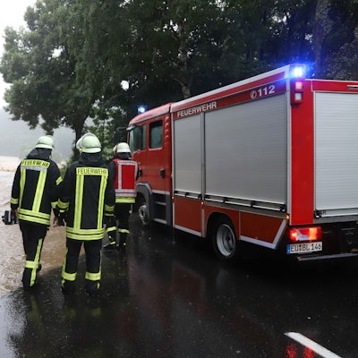 Das Bild zeigt die Feuerwehr aus Blankenheim in der Flutnacht. Das Wasser ist so stark gestiegen, dass die Straße nicht mehr passierbar ist.