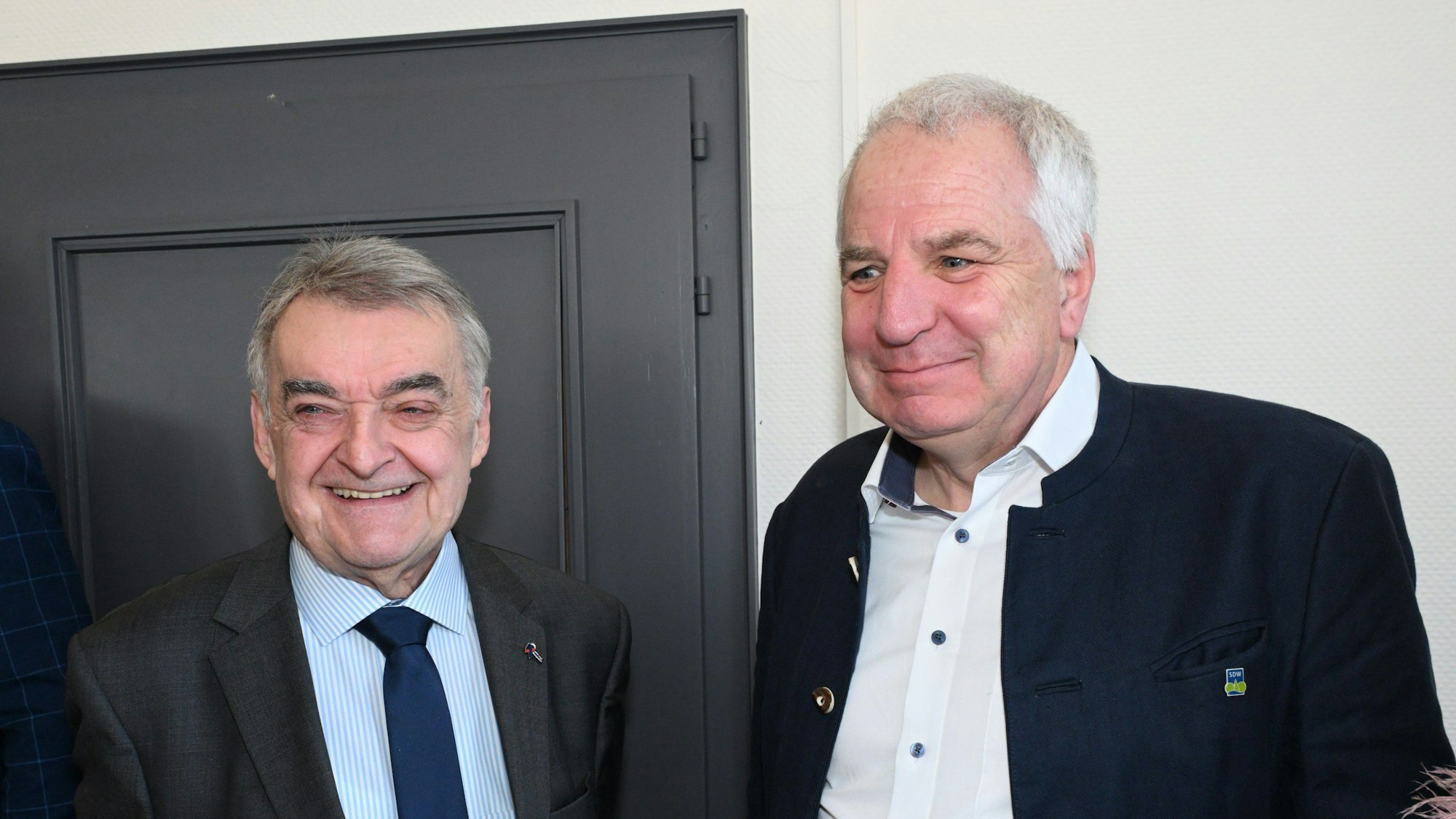 Innenminister Herbert Reul steht neben Rainer Deppe (CDU).