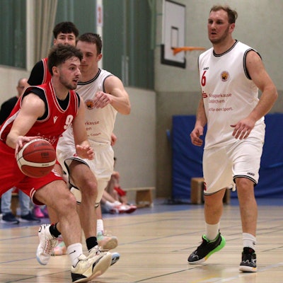 Jan Züll dribbelt an Niklas Virnich vorbei.