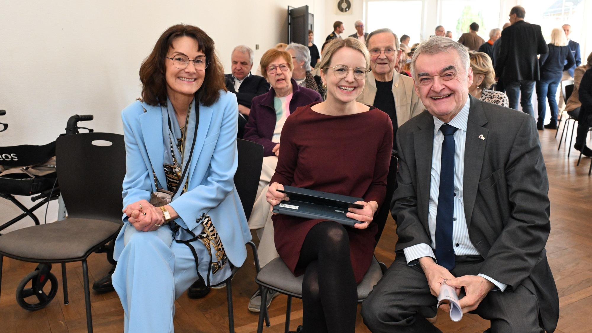 Herbert Reul, Nicola Ciliax-Kindling und Odenthals Bürgermeisterin Laura Lundberg sitzen nebeneinander.