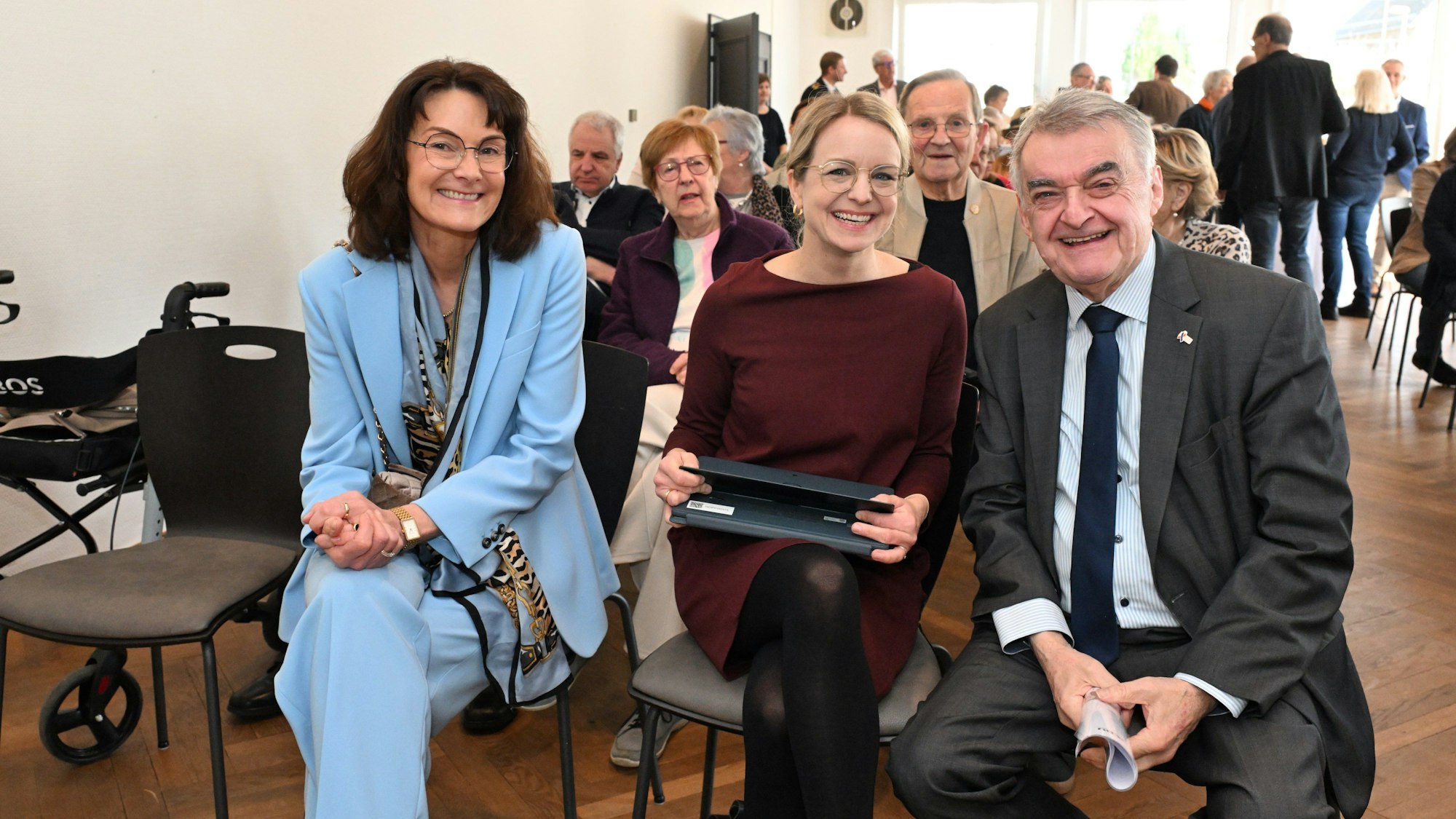 Herbert Reul, Nicola Ciliax-Kindling und Odenthals Bürgermeisterin Laura Lundberg sitzen nebeneinander.