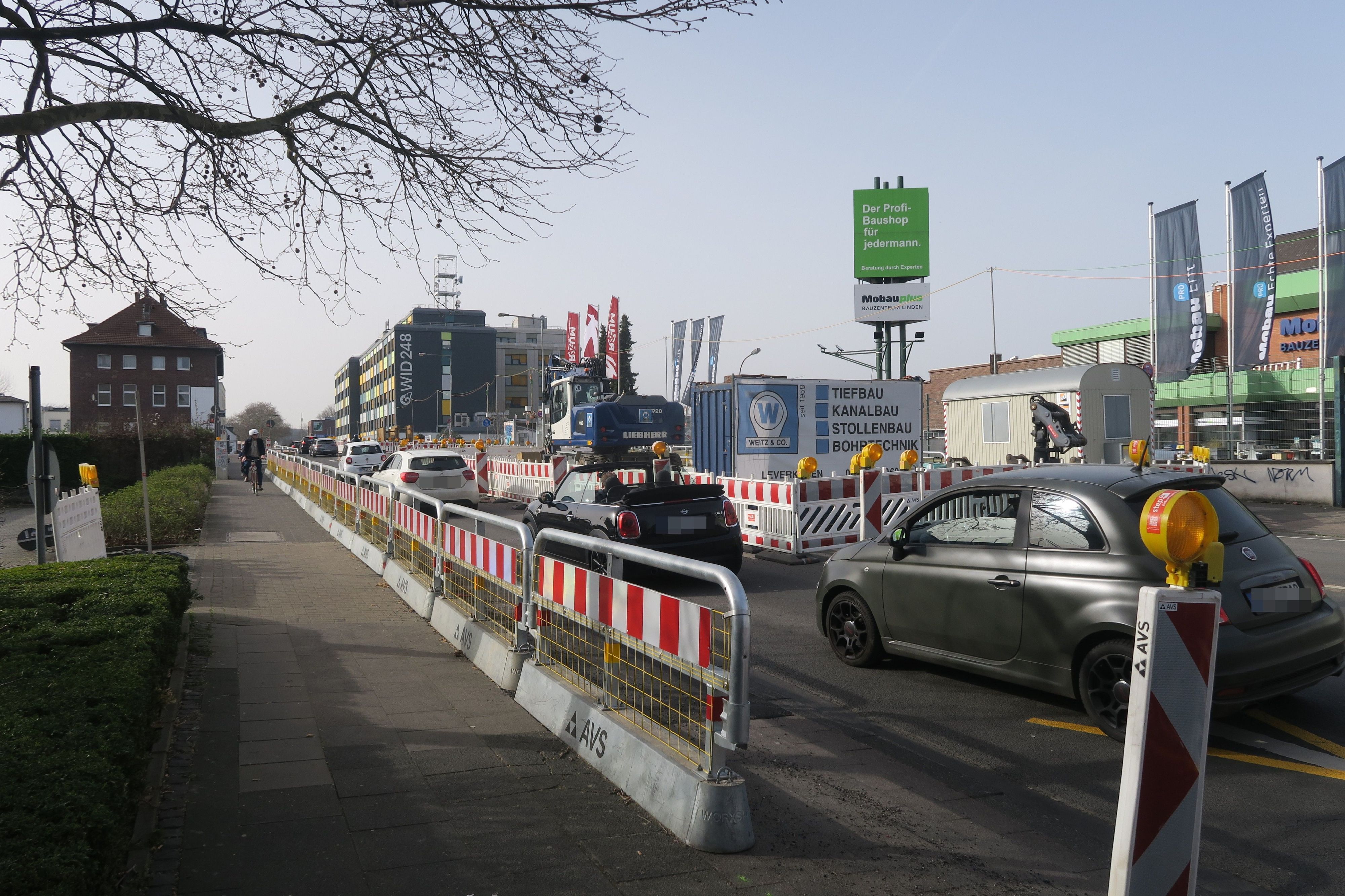 Eine Straße ist wegen Bauarbeiten einspurig befahren.