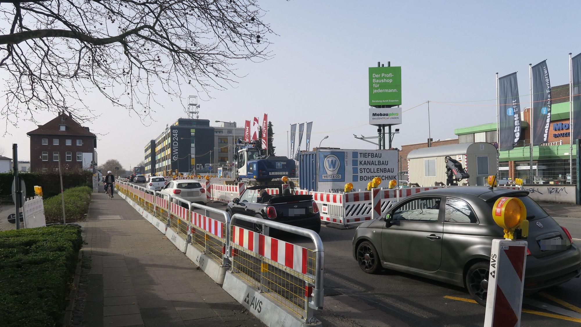 Eine Straße ist wegen Bauarbeiten einspurig befahren.