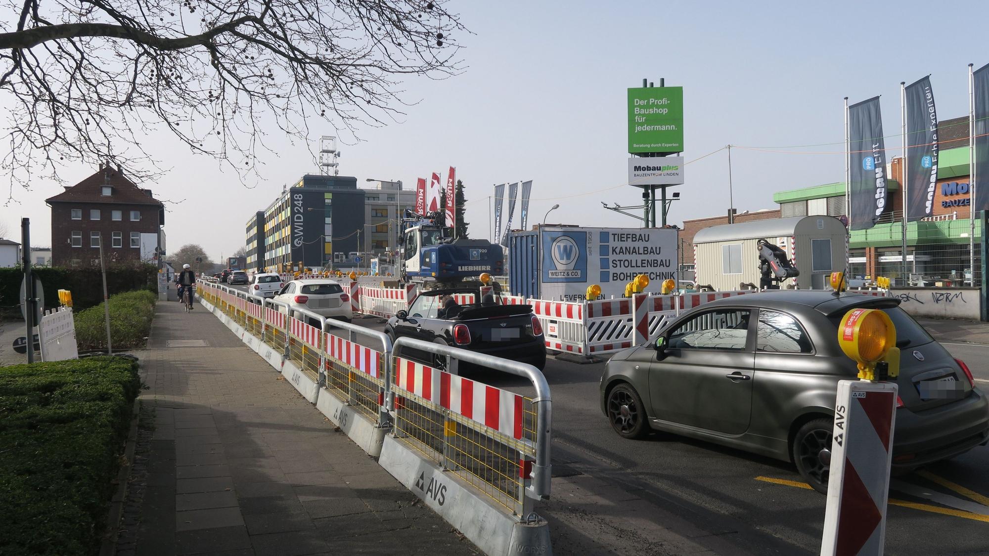 Eine Straße ist wegen einer Baustelle einspurig befahrbar.