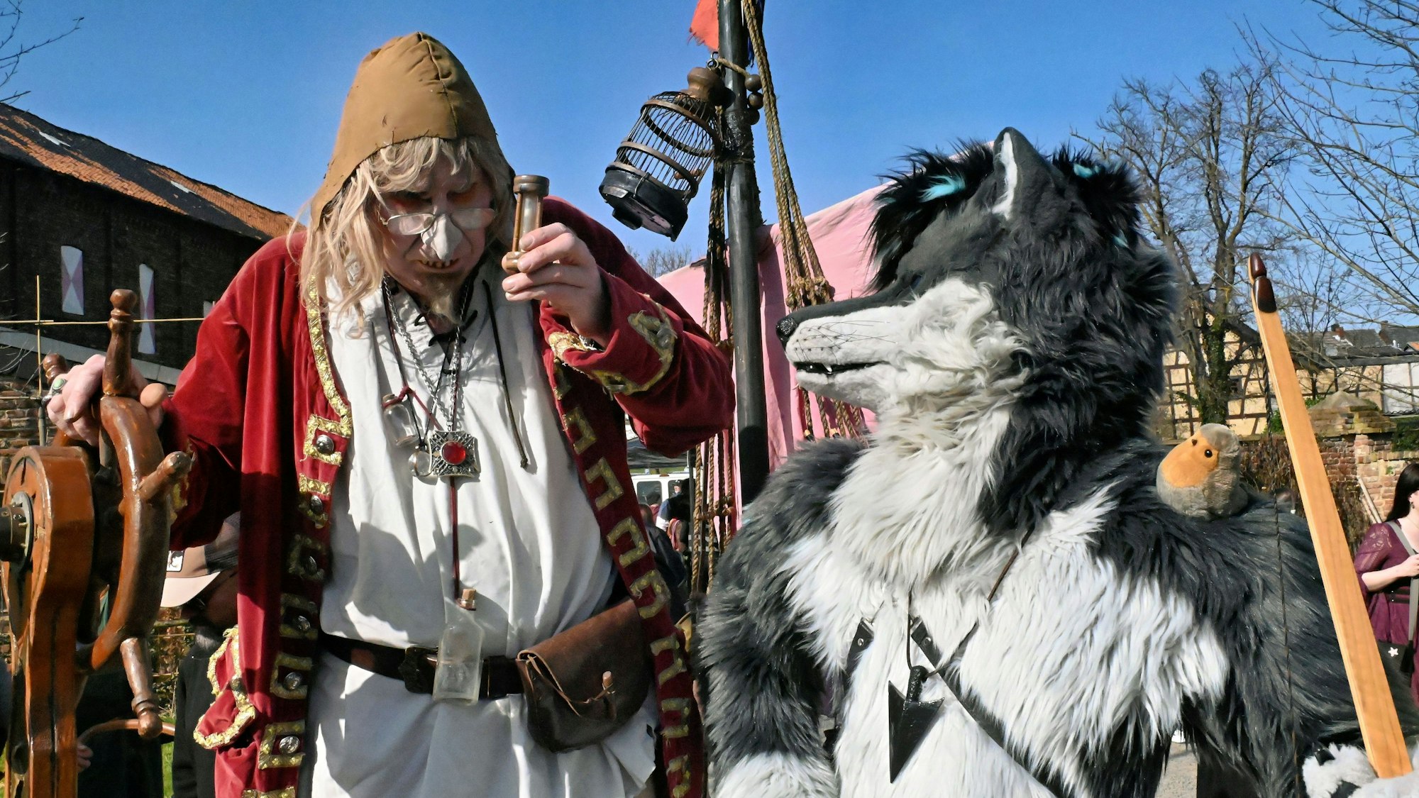 Zwei Menschen sind als Geisterpirat und Tiermensch mit Anlehnung an einen Wolf verkleidet.