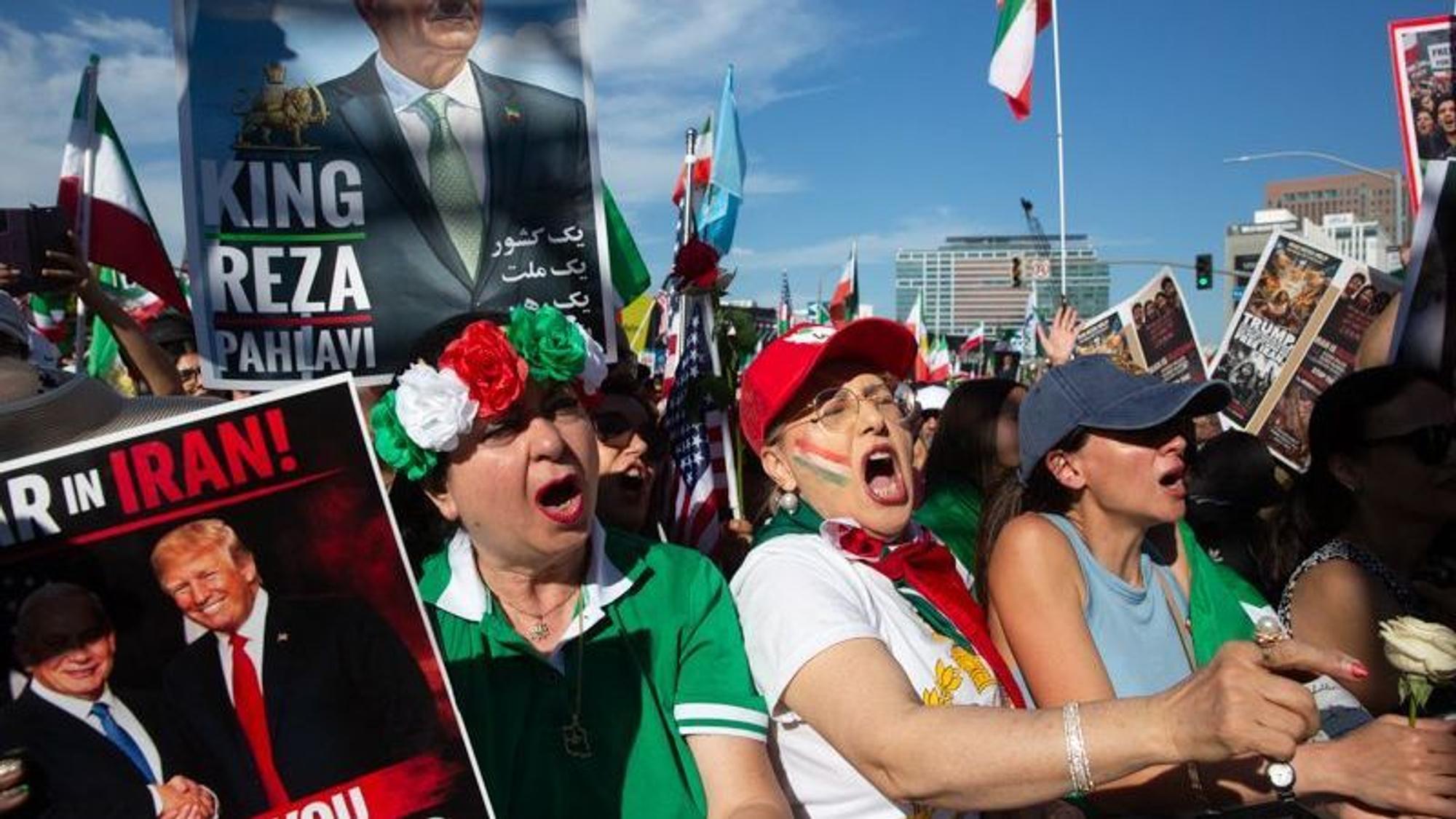 Iranerinnen und Iraner versammeln sich Anfang März in Los Angeles mit Fahnen und Plakaten, um den Tod des iranischen Obersten Führers Chamenei zu feiern. (Archivbild)