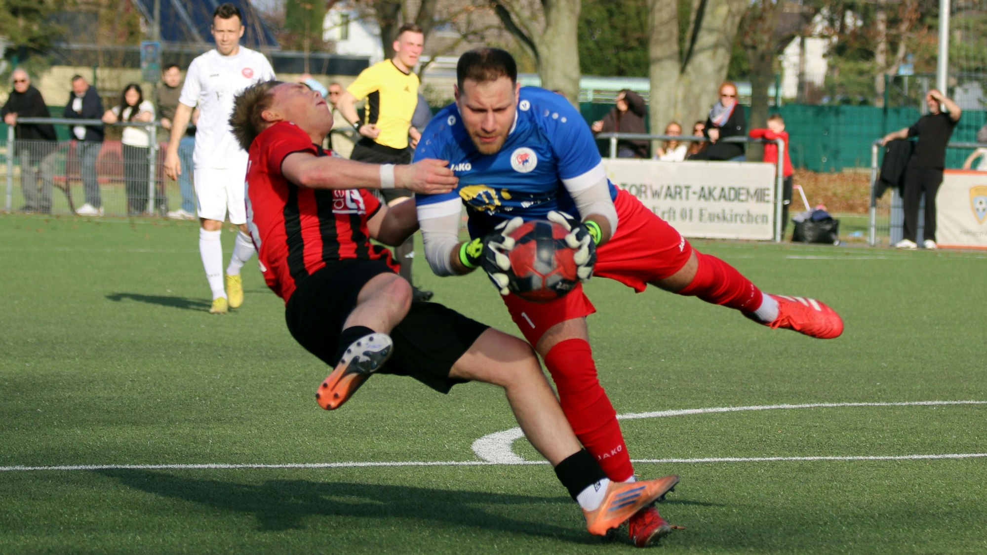 Tobias Rick geht nach einem Zusammenprall mit dem Torhüter zu Boden.