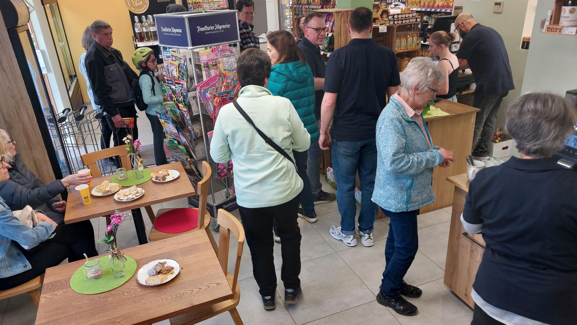 Einkaufen im Landmarkt ist gesellig.