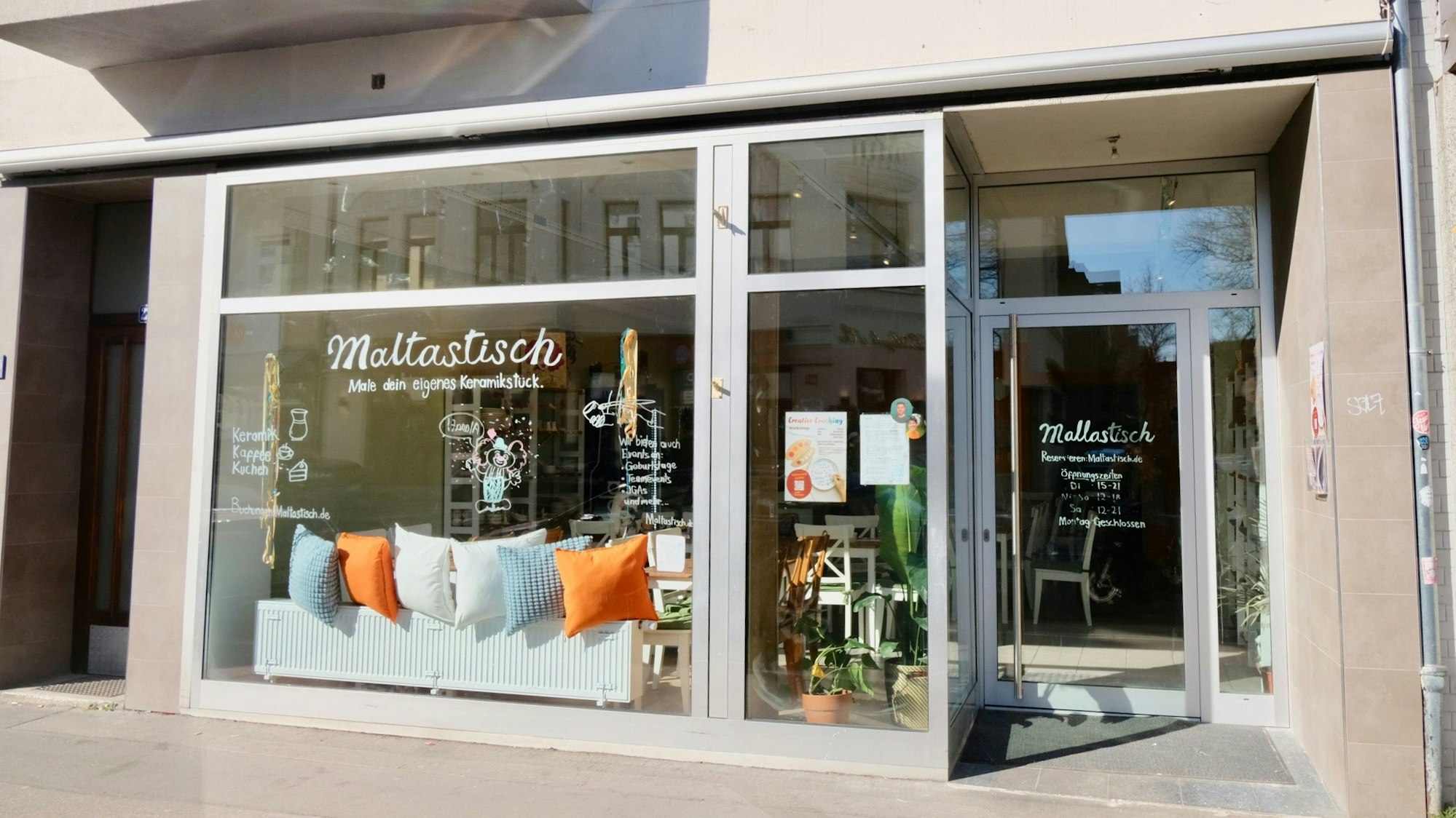 Ein Schaufenster mit dem Schriftzug Maltastisch ist zu sehen.