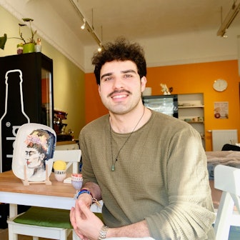 Eine Frau und ein Mann sitzen an einem Holztisch.