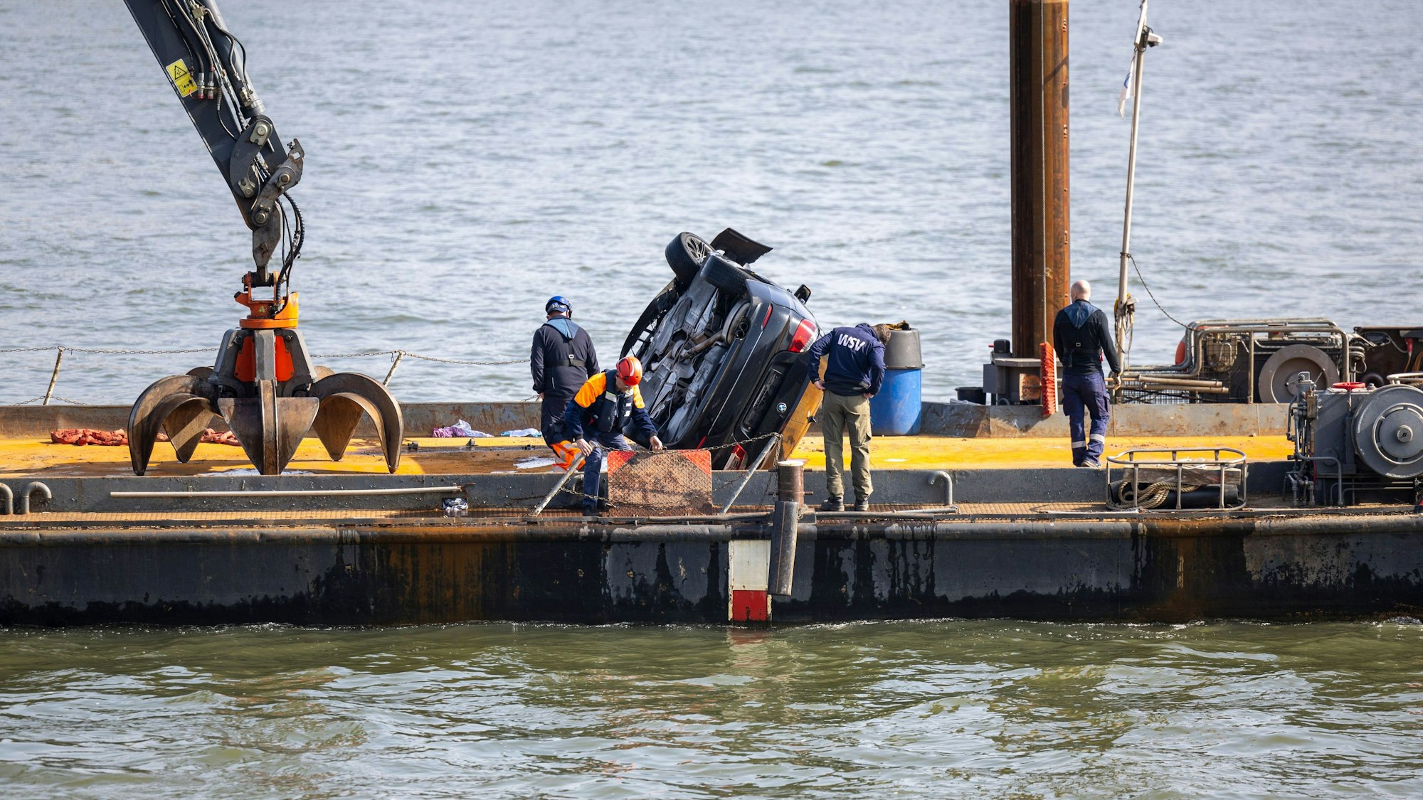 Mit dem Bergungsschiff wurde der verunglückte Wagen auf ein Sicherstellungsgelände in Mülheim gebracht.
