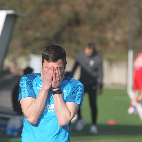 Der Siegburger Trainer Alexander Otto ärgert sich über das Gegentor.