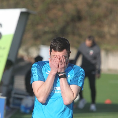 Der Siegburger Trainer Alexander Otto ärgert sich über das Gegentor.