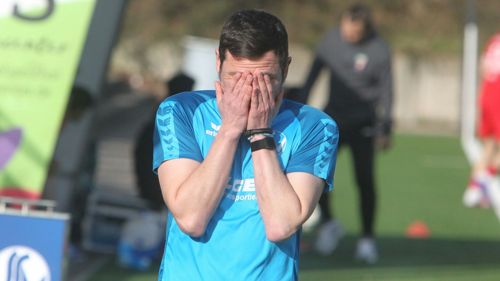 Der Siegburger Trainer Alexander Otto ärgert sich über das Gegentor.