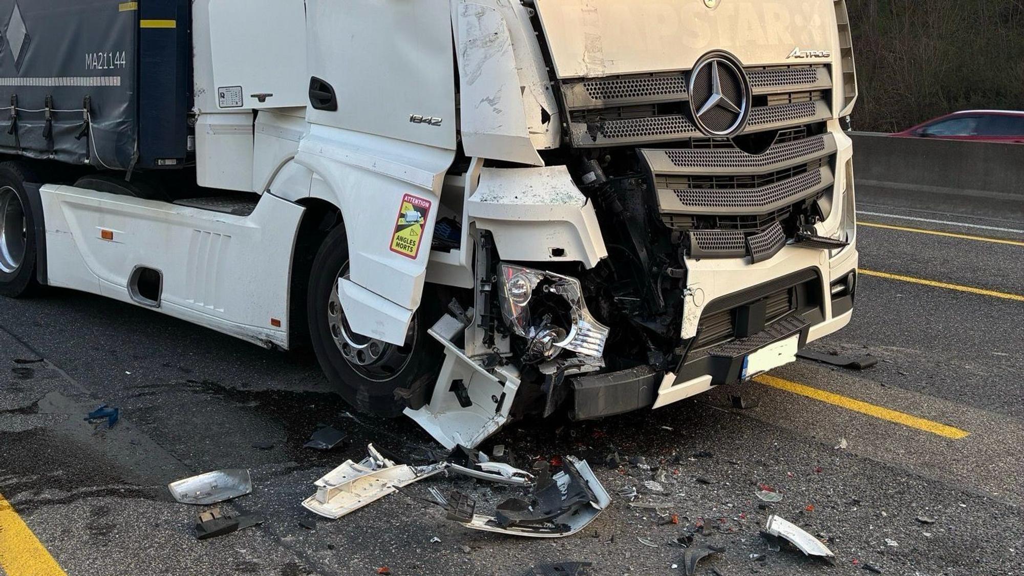 Zu sehen ist die Beifahrerseite eines Lkw, die schwer beschädigt wurde.