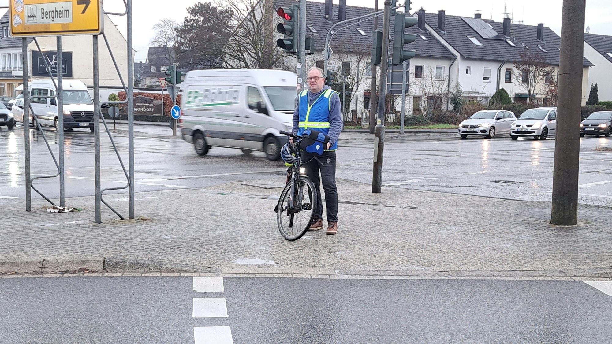 Peter Lorscheid, der Sprecher des ADFC Niederkassel steht mit seinem Fahrrad an einer Kreuzung in Niederkasssel-Mondorf.