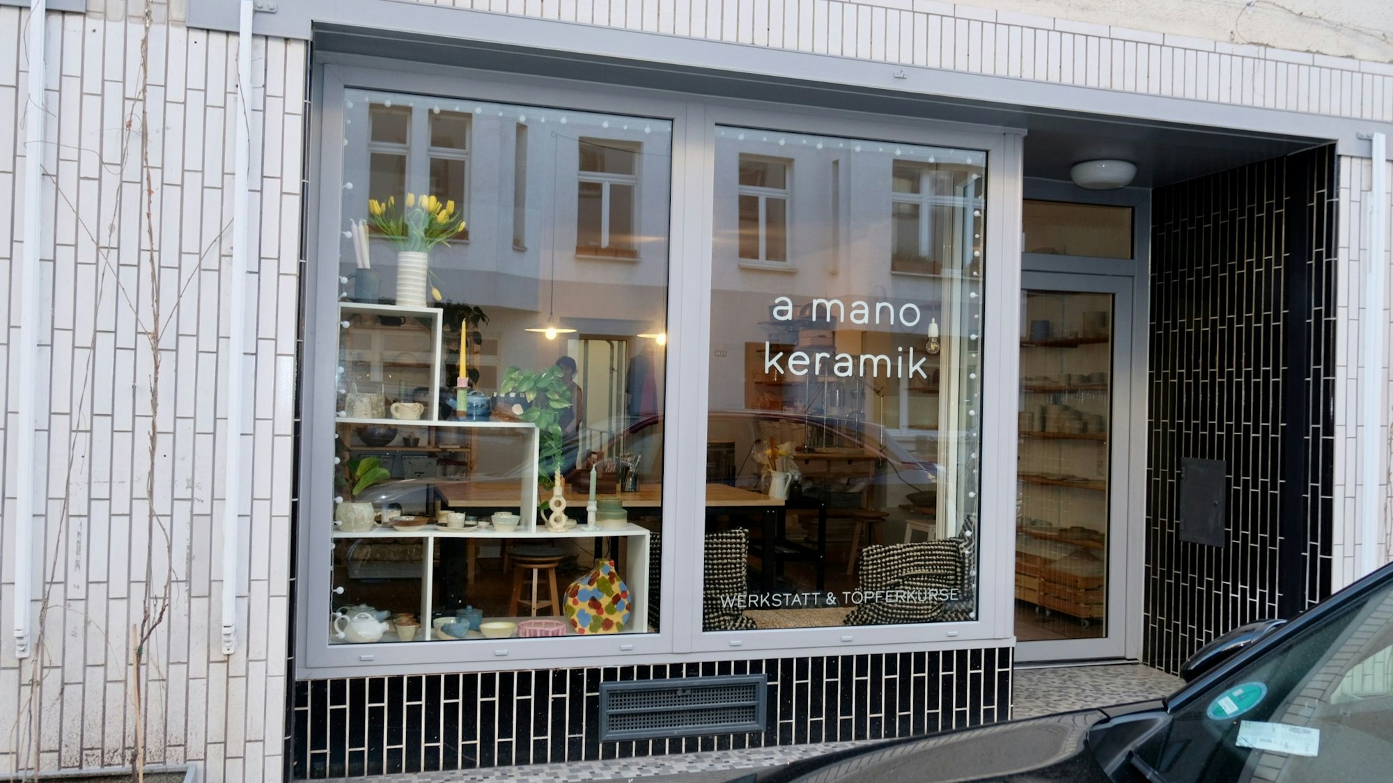 Das Schaufenster der Töpferwerkstatt A Mano ist zu sehen.