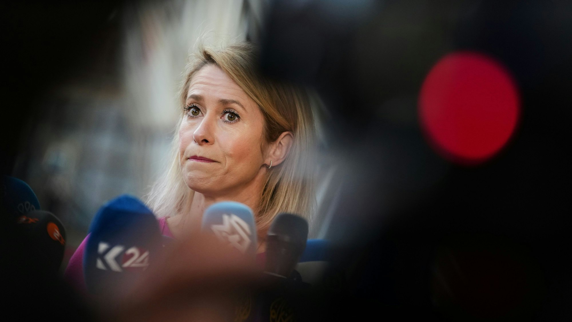 Kaja Kallas, Außenbeauftragte der Europäischen Union, spricht im Gebäude des Europäischen Rates mit Medienvertretern.