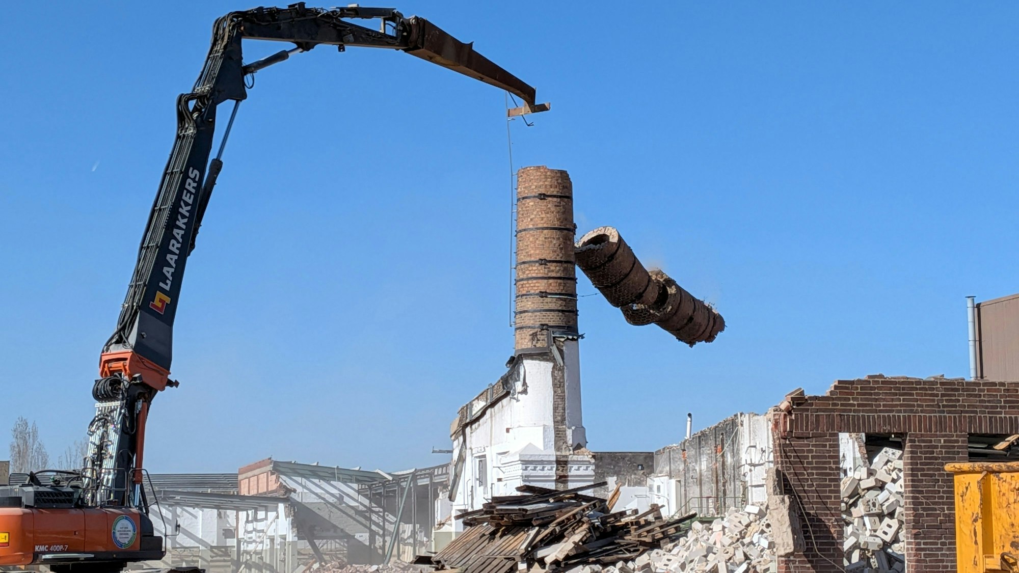 Ein sogenannter Langarmbagger brachte den gut 20 Meter hohen Schornstein auf dem früheren Werksgelände des einstigen Traditionsunternehmens „Konservenfabrik Georg Seidel GmbH & Co. KG“ zu Fall.