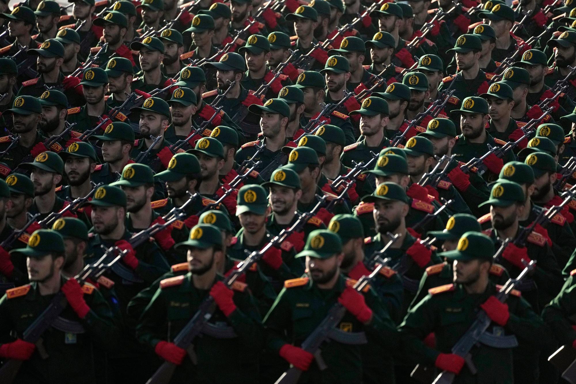 Kadetten der iranischen Revolutionsgarden marschieren während einer jährlichen Militärparade anlässlich des Jahrestages des Kriegsbeginns des ehemaligen irakischen Diktators Saddam Hussein gegen den Iran vor 44 Jahren vor dem Schrein des verstorbenen Revolutionsgründers Ajatollah Chomeini in der Nähe von Teheran. (Archivbild)