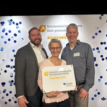 Das Bild zeigt Sandra Czernik, Ganztagskoordinatorin am Albert-Schweitzer-Gymnasium, Martin Ropohl, stellvertretender Schulleiter, Thorsten Jürgensen-Engl, Schulleiter.