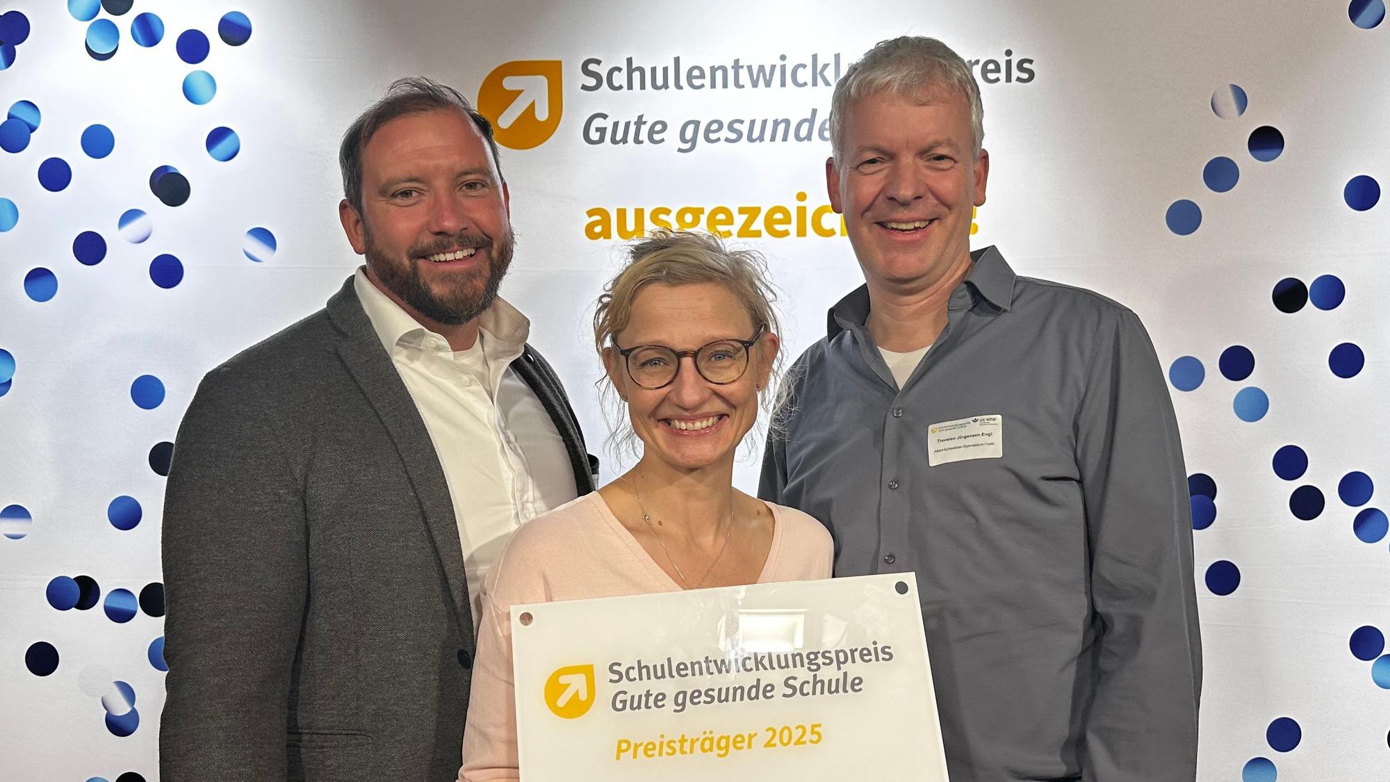Das Bild zeigt Sandra Czernik, Ganztagskoordinatorin am Albert-Schweitzer-Gymnasium, Martin Ropohl, stellvertretender Schulleiter, Thorsten Jürgensen-Engl, Schulleiter.