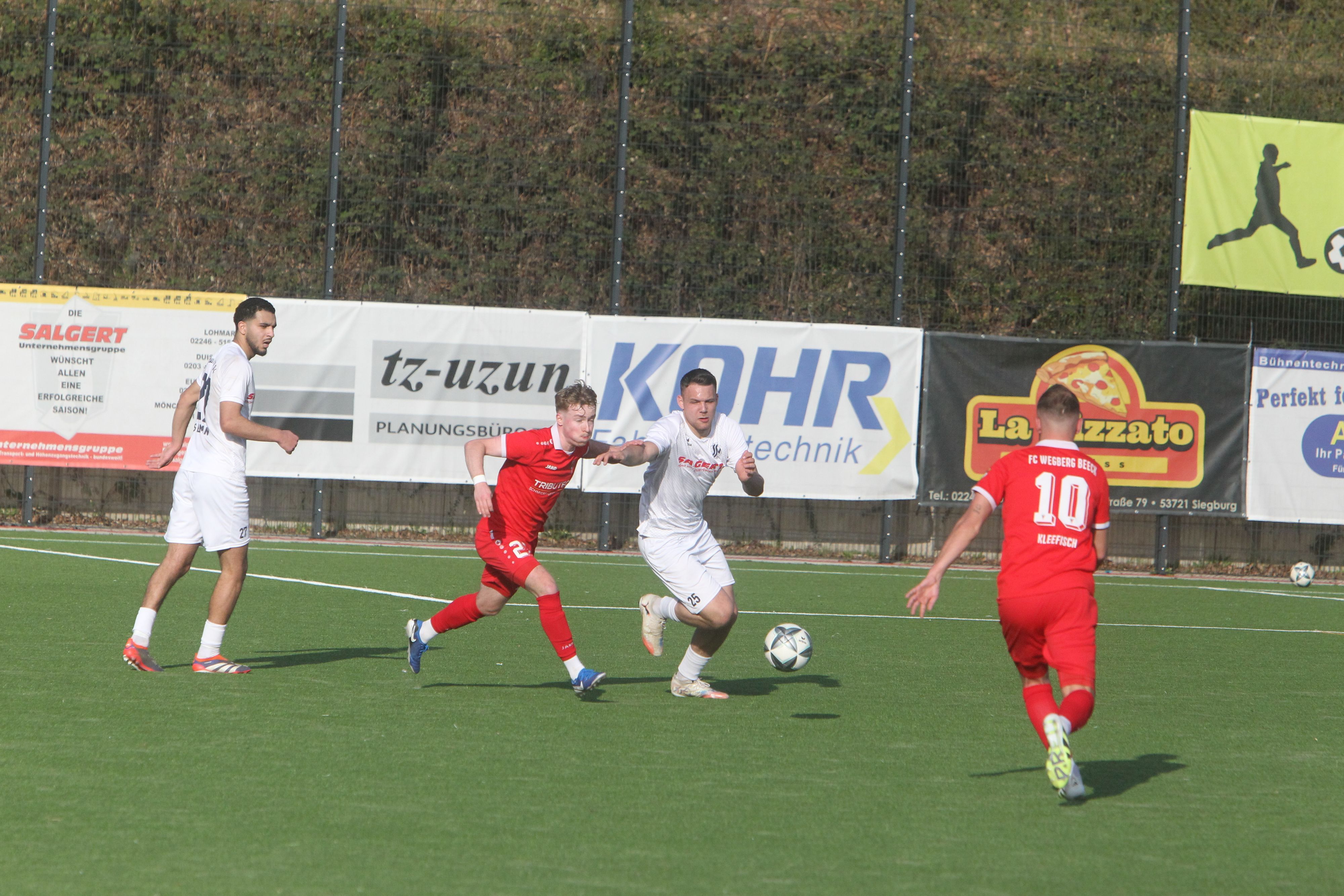 Till Weingarten vom Siegburger SV 04 hält sich seinen Gegenspieler vom Leib.