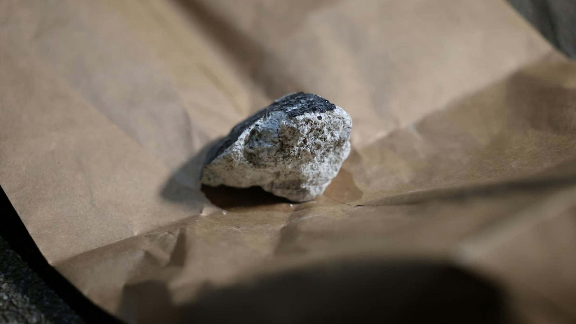 Dieser Meteorit ist im Koblenzer Stadtteil Hüls in ein Hausdach eingeschlagen.