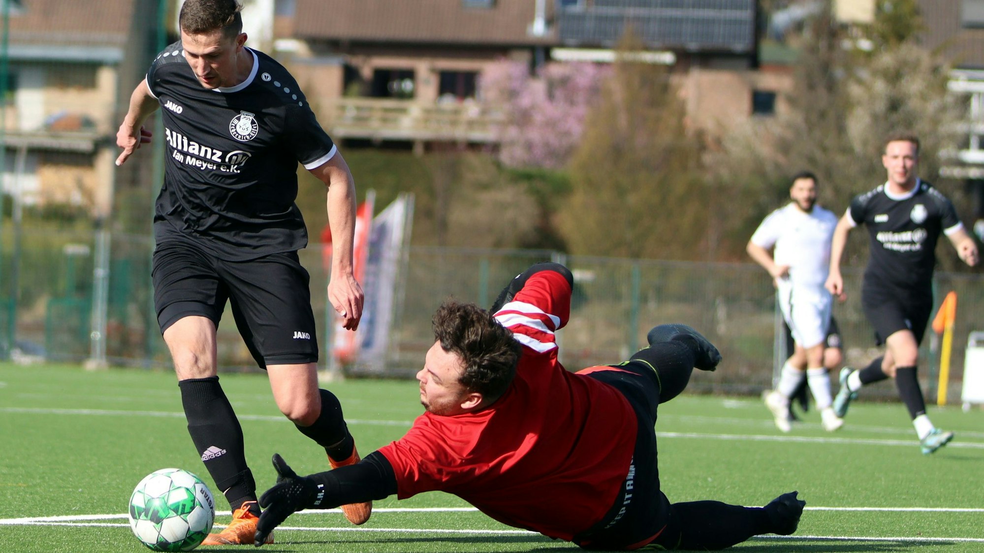 DHO-Torwart Bastian Hilbert macht sich lang, bekommt seine Finger aber nicht mehr an den Ball, mit dem Tom Lengersdorf ihn ausspielt.