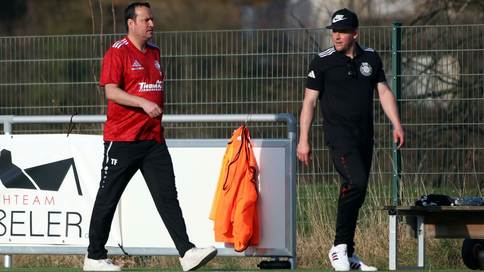 Torsten Flimm und Mikro Lepartz besprechen sich an der Seitenauslinie unweit der Trainerbänke.