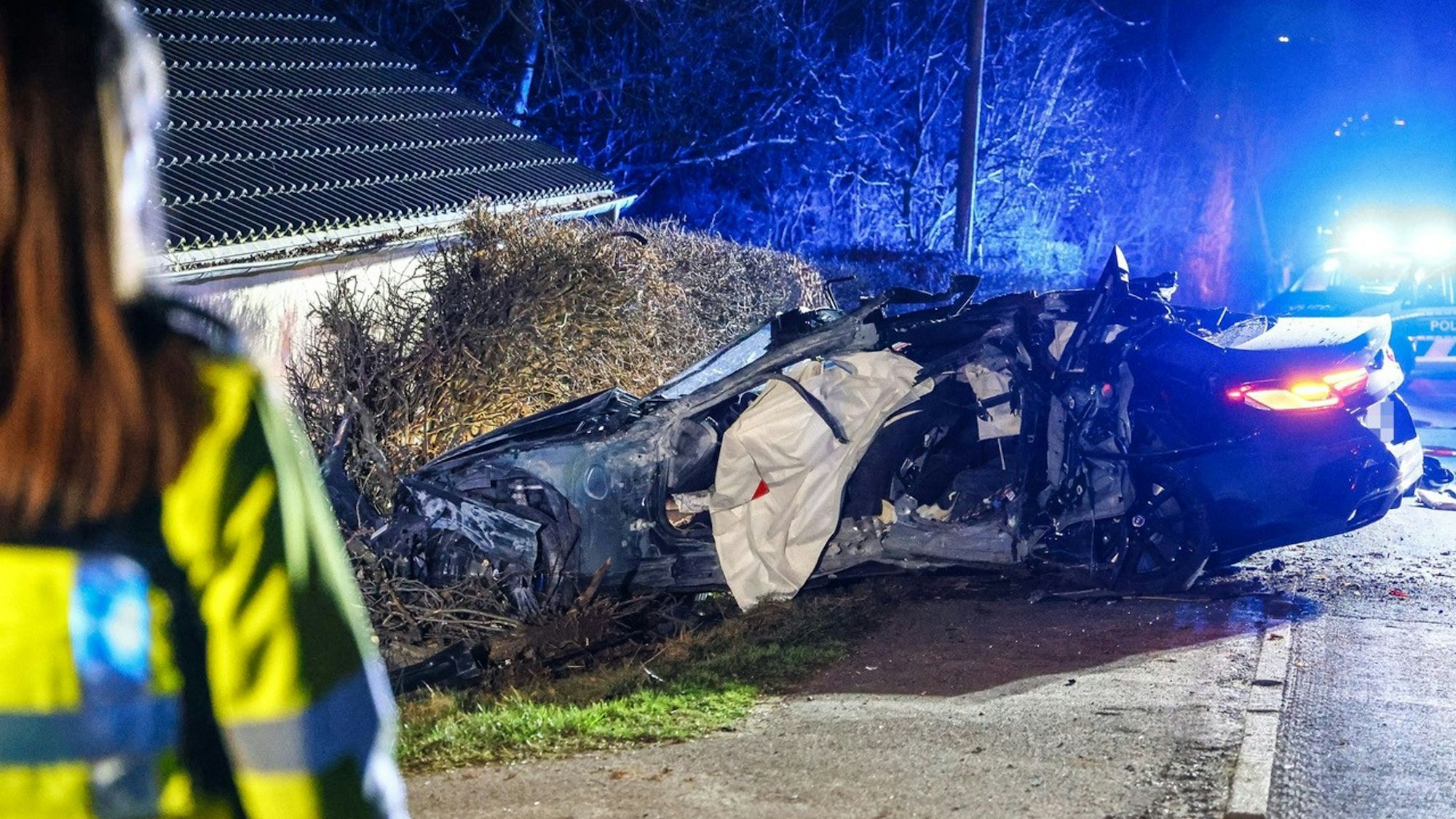 Die komplette Straße war während der Unfallaufnahme und Aufräumarbeiten gesperrt.