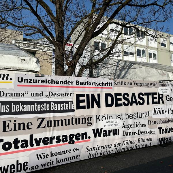 „Totalversagen“: Schlagzeilen zum Baudebakel finden sich am Zaun vor dem Offenbachplatz.
