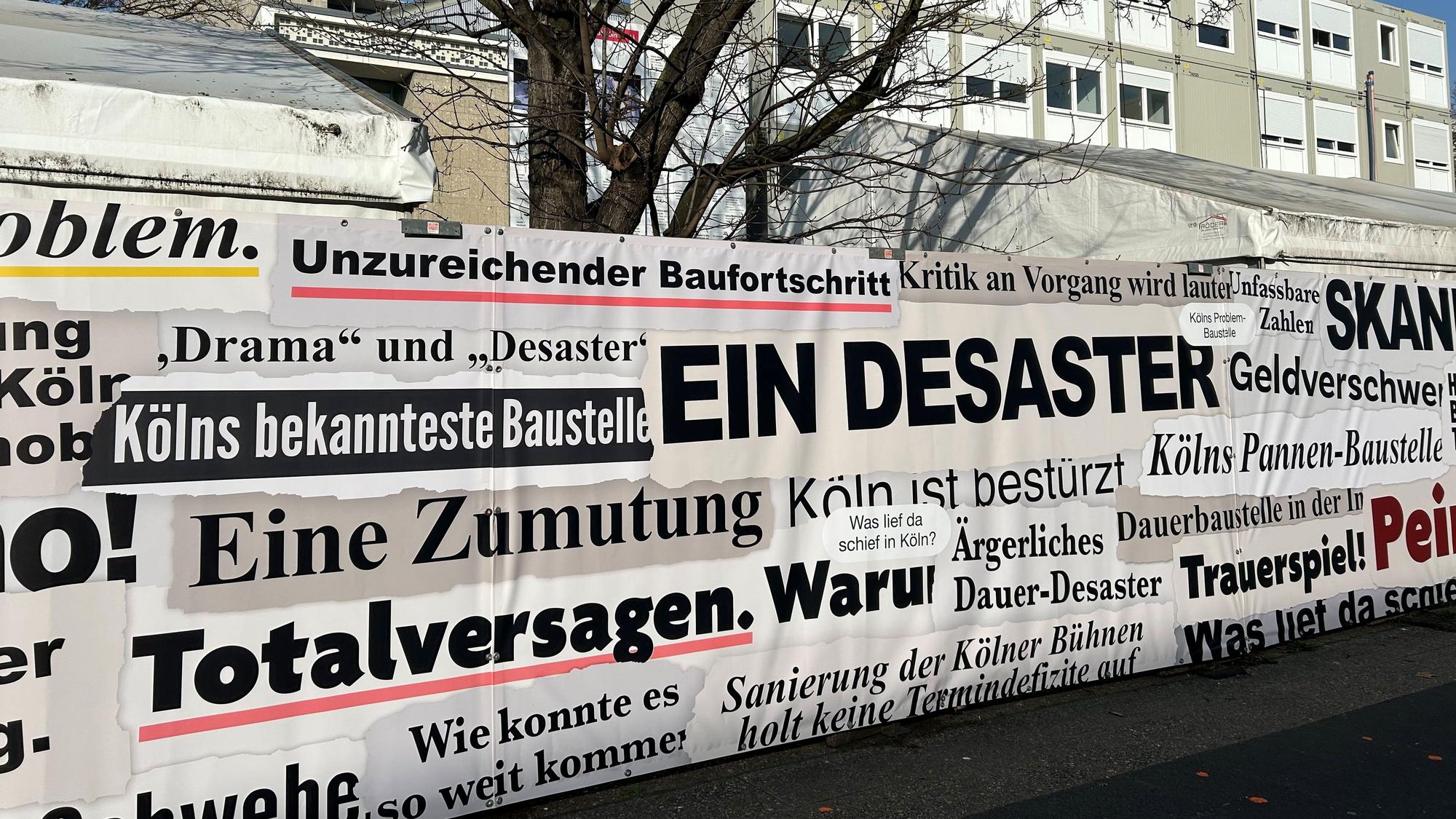 „Totalversagen“: Schlagzeilen zum Baudebakel finden sich am Zaun vor dem Offenbachplatz.