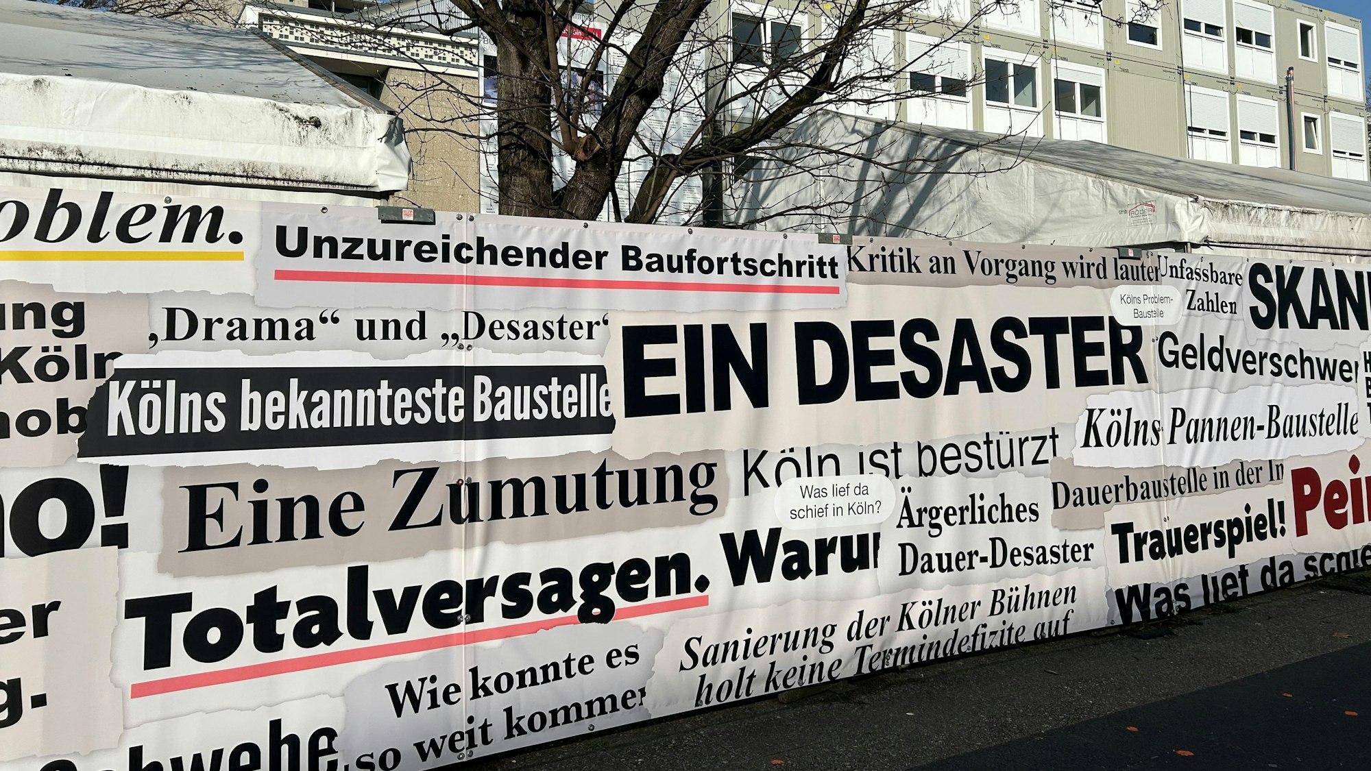 „Totalversagen“: Schlagzeilen zum Baudebakel finden sich am Zaun vor dem Offenbachplatz.